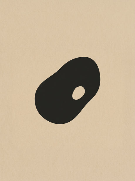 Form I – abstrakt organisk plakat i sort, hvid og beige