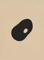 Form I – abstrakt organisk plakat i sort, hvid og beige