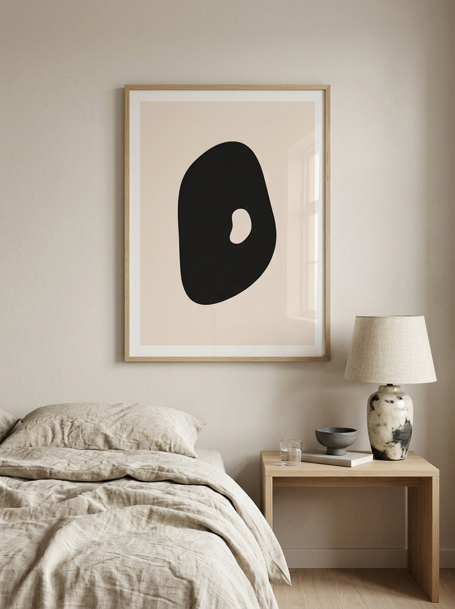 Form I Plakat i ramme i et skandinavisk soveværelse
