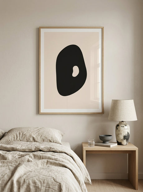 Form I Plakat i ramme i et skandinavisk soveværelse