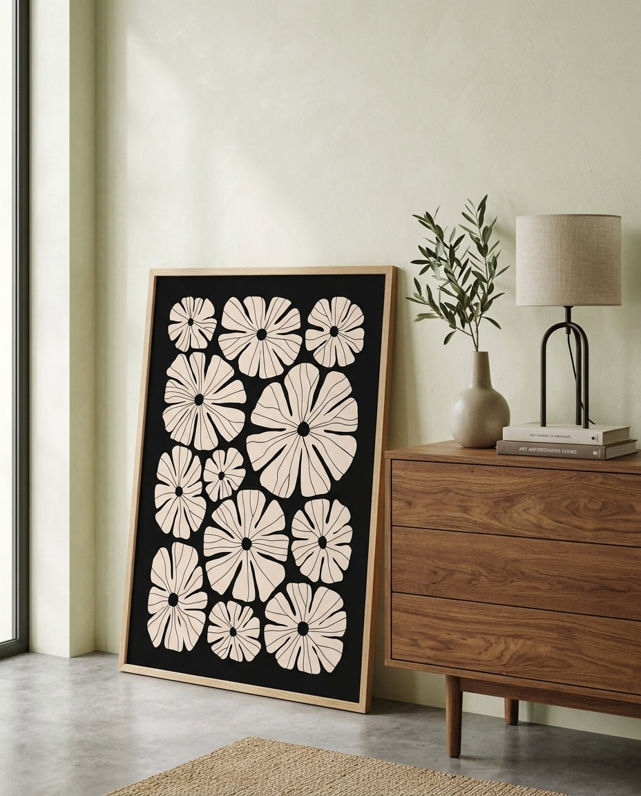 plakat mockup for beige-blomster-pa-sort-plakat