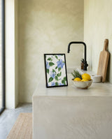 plakat mockup for lysebla-blomster-plakat