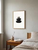 Balance II Plakat i ramme på væg i soveværelse