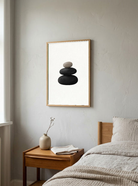 Balance II Plakat i ramme på væg i soveværelse