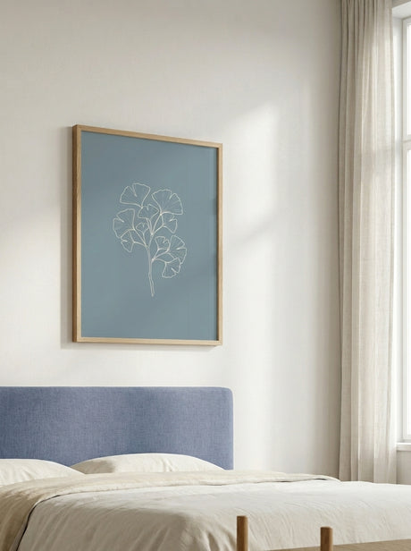 Ginkgogren plakat i ramme i et skandinavisk soveværelse