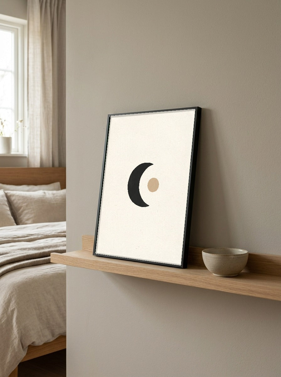 Måne II Plakat i ramme på væg i soveværelse